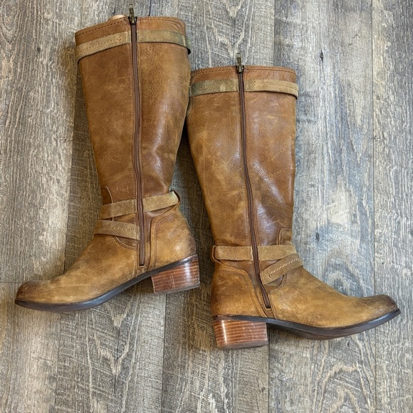 UGG Brown Heeled Boots Timeless Design - Picture 1 of 6